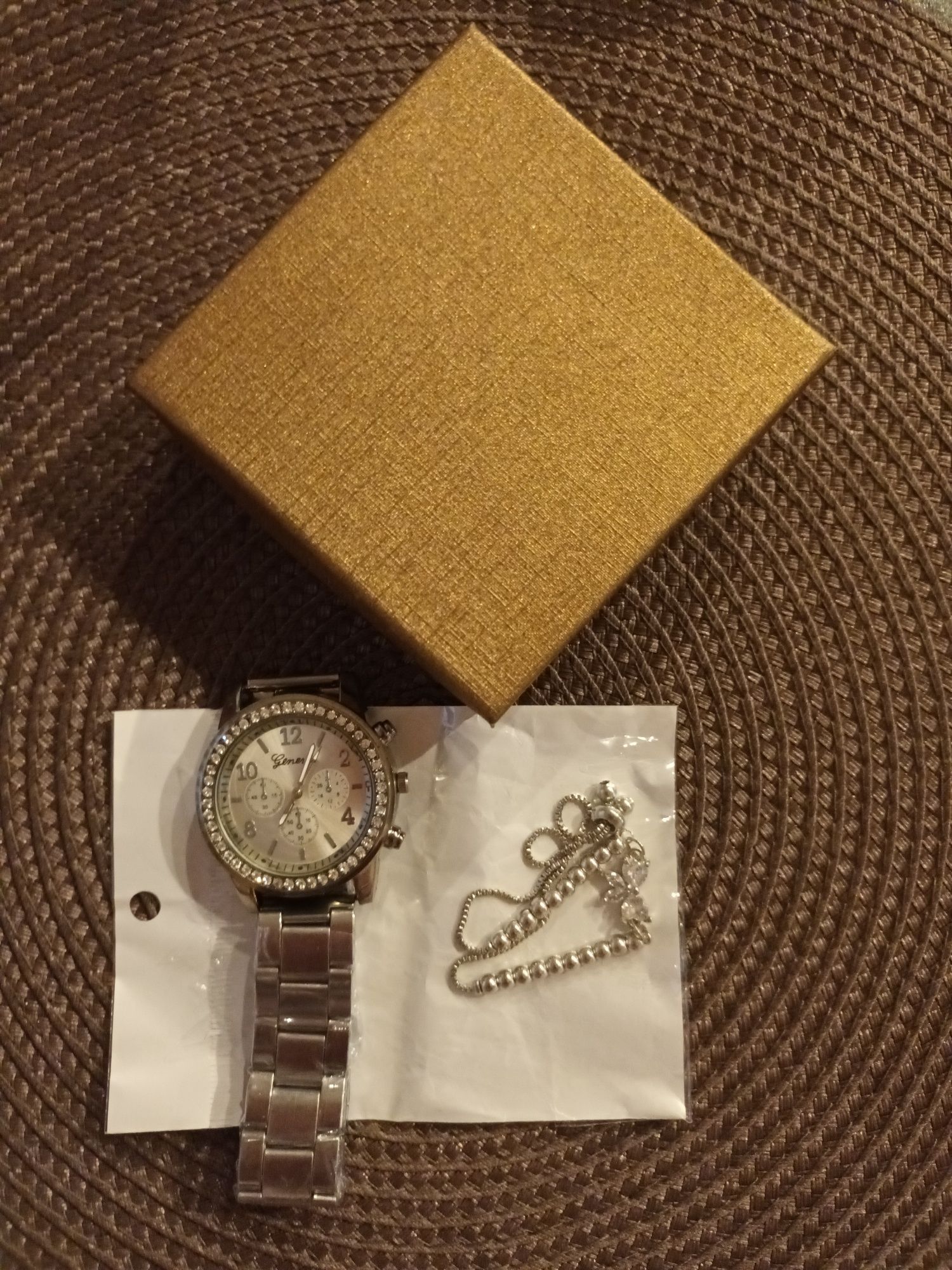 Дамски часовник чисто нов с подарък гривна и кутия