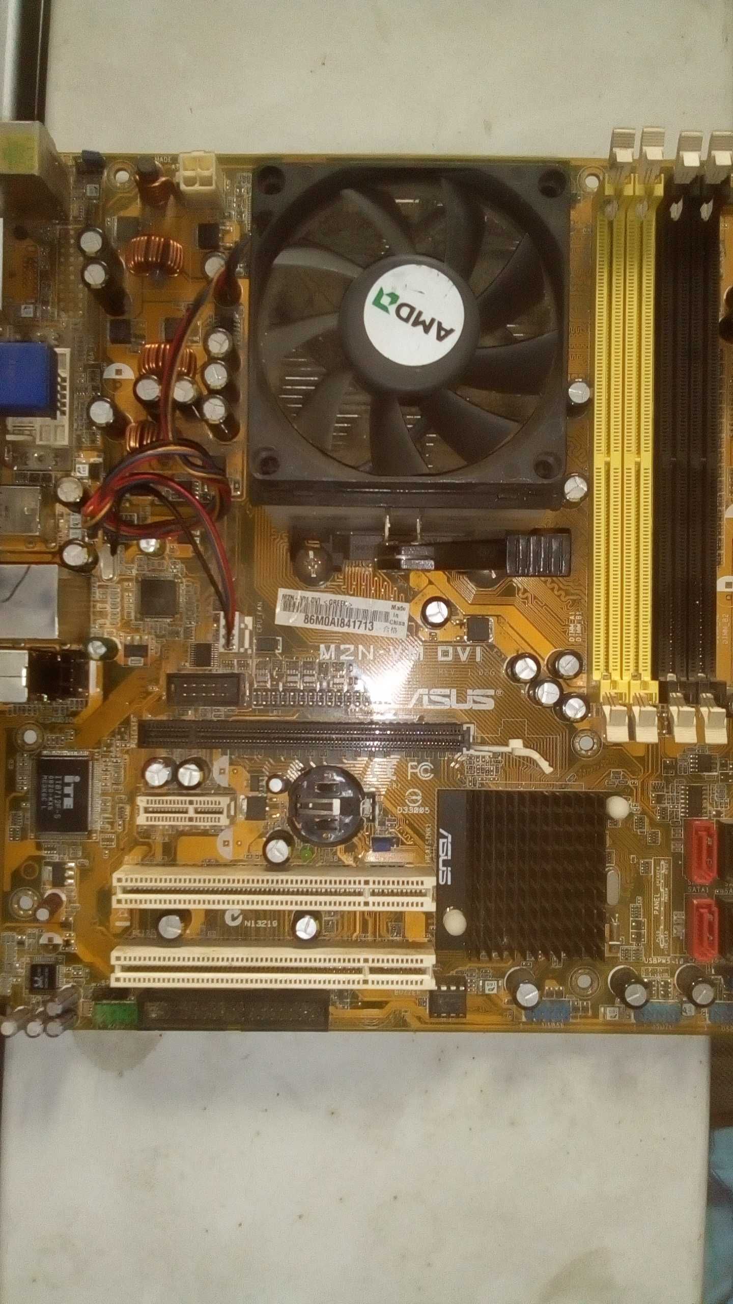 Placă bază ASUS M2N VM DVI cu procesor și cooler defectă