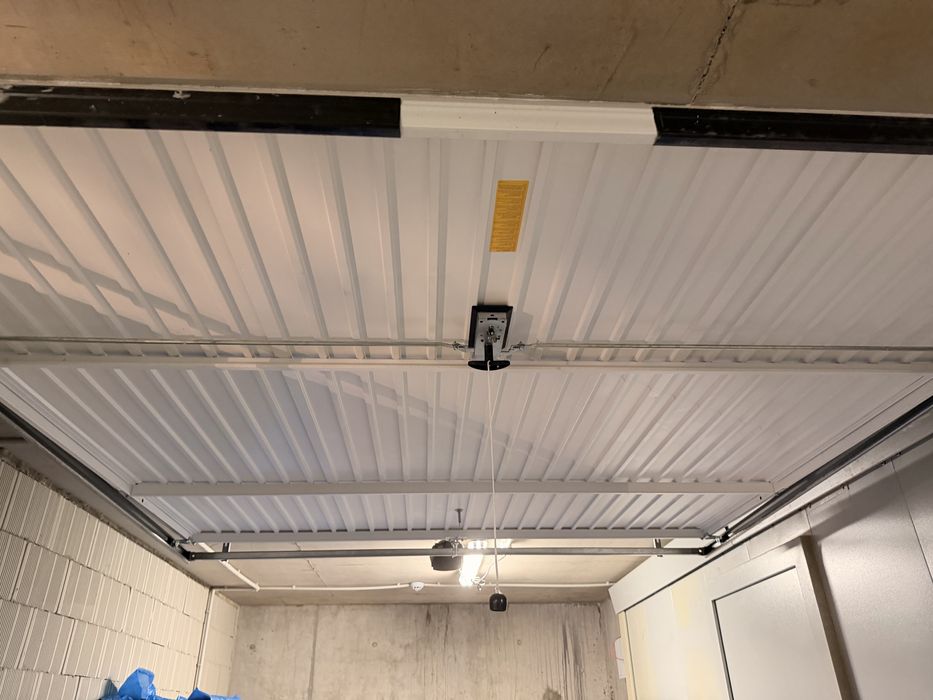 Гаражна врата неразличима от  нова