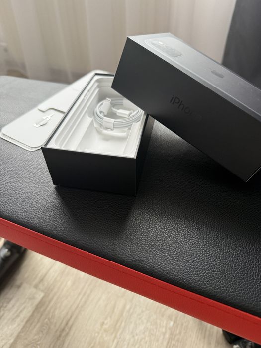 Cutie iphone 11 pro si cablu incarcare nou