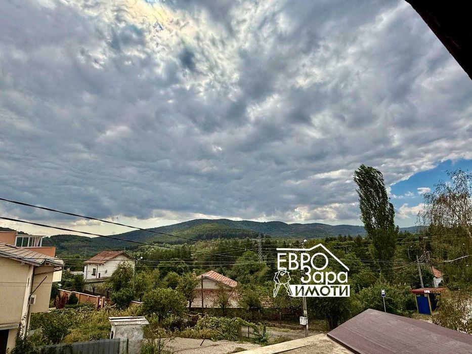 Масивна, обзаведена къща, с панорамна гледка в с.Змейово