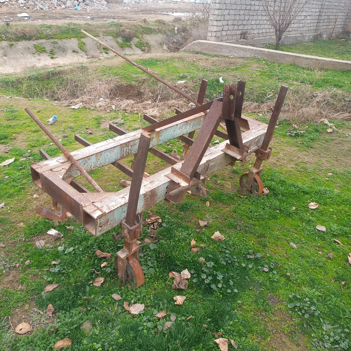 Юмз трактр  плуг чизел