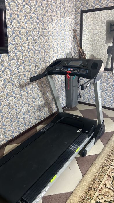 Профессиональная  беговая дорожка со всеми функциями .