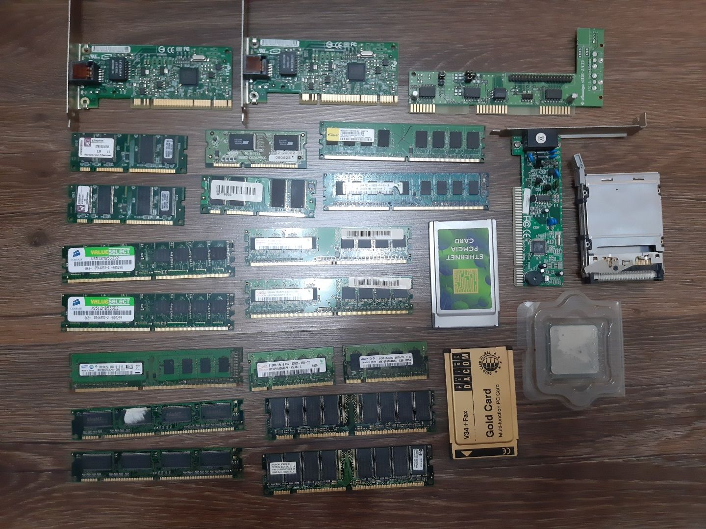 Componente PC modele vechi, diverse, pentru nostagici si colectionari.
