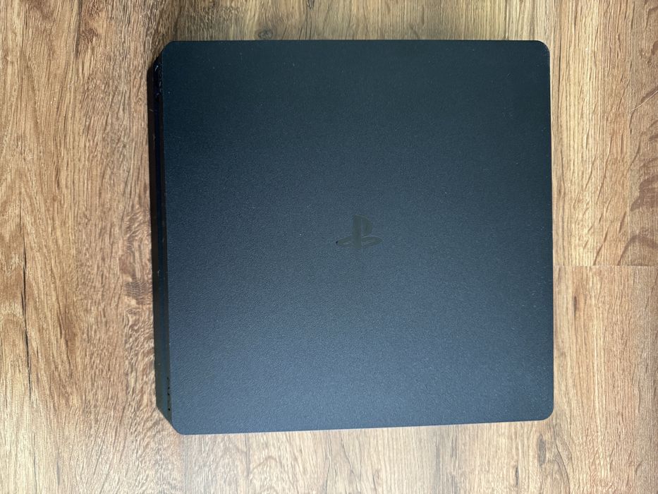 Playstation 4 slim, два джойстика и 5 игри