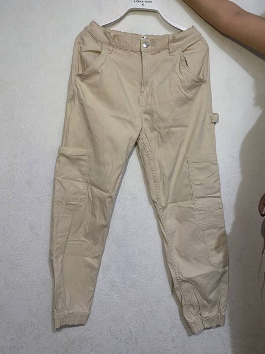 Женские бежевые штаны-карго, с накладными карманами
