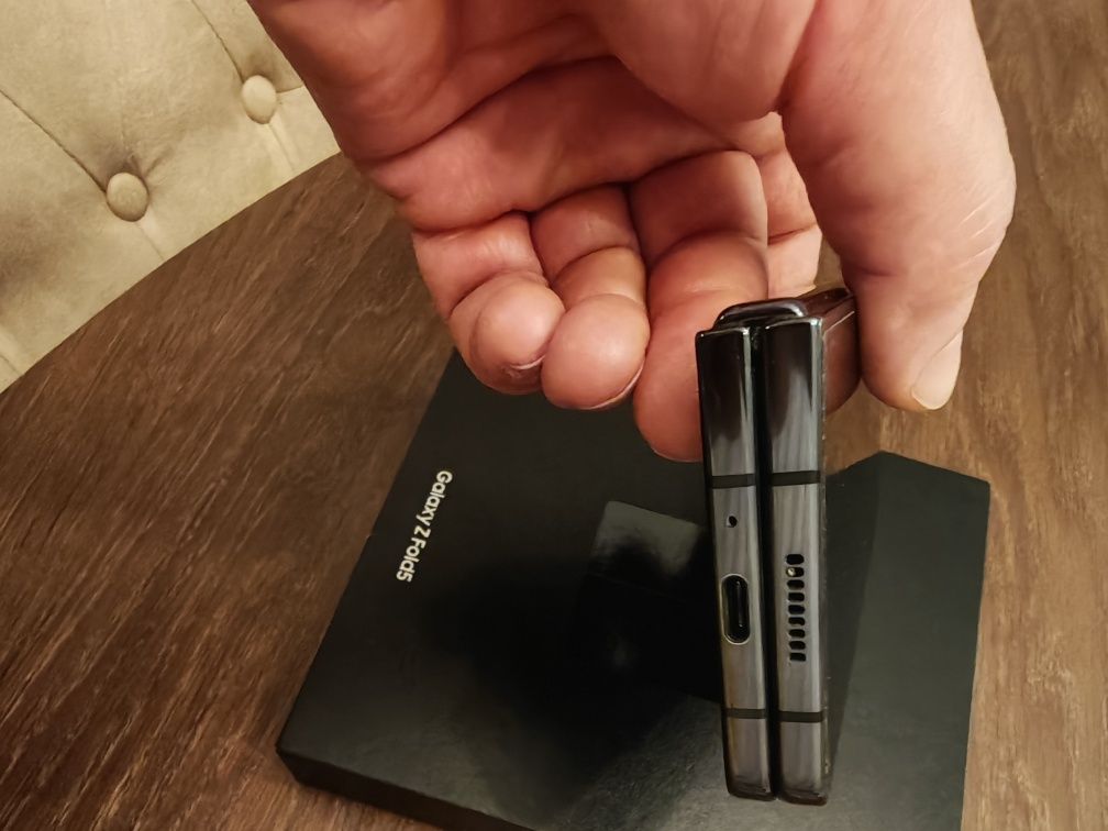 Samsung Galaxy Z Fold 5 5G 256GB 12RAM Black с 2 г. гаранция

Телефонъ