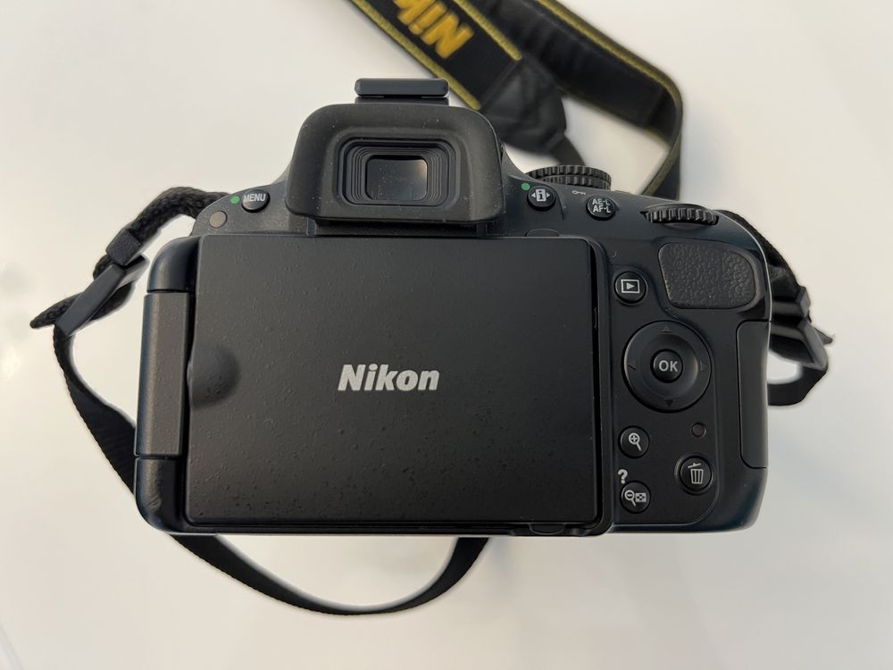 Nikon DSLR model D5100 aparatul este NOU