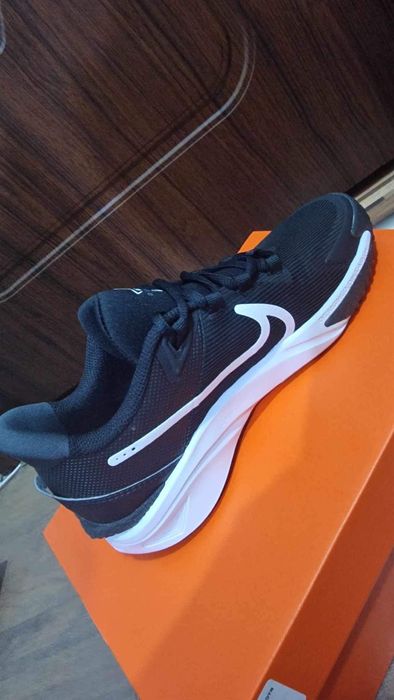 Vand adidasi Nike