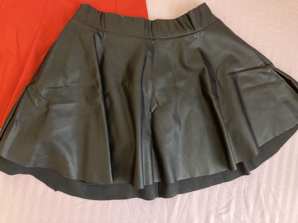 Fusta rosie si neagra de piele