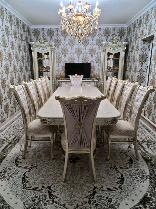 Стол, стул для гостинной