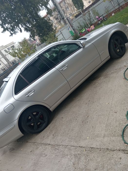 Vand sau schimb mercedes w211