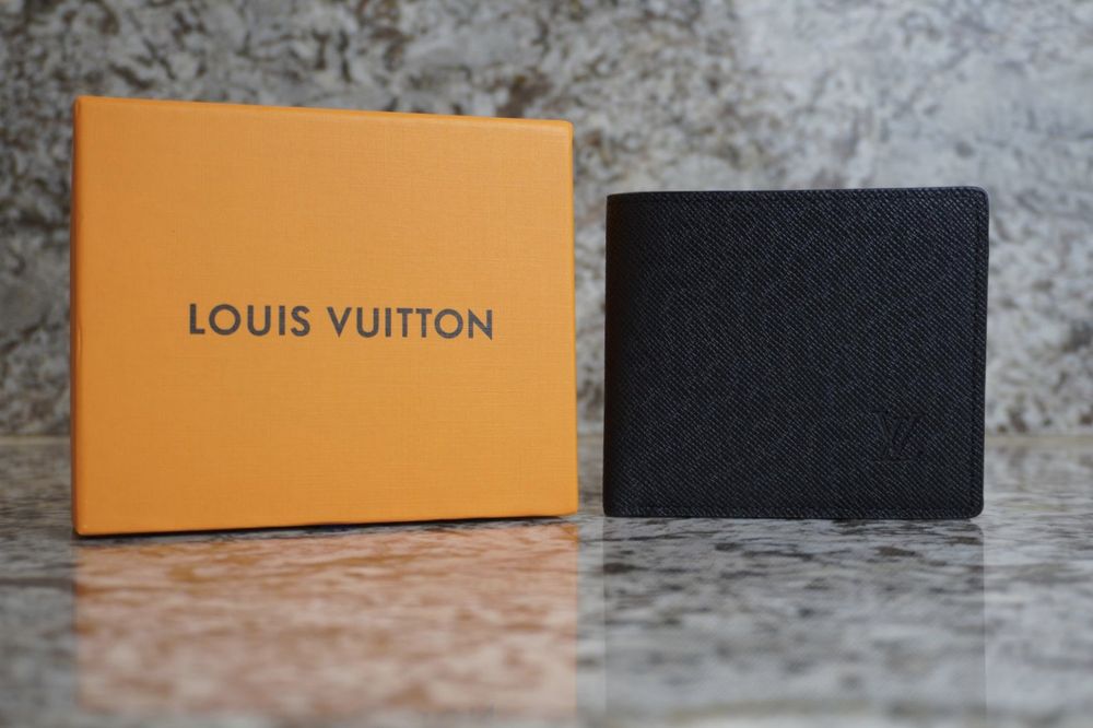 Мъжки портфейли Louis Vuitton с кутия.