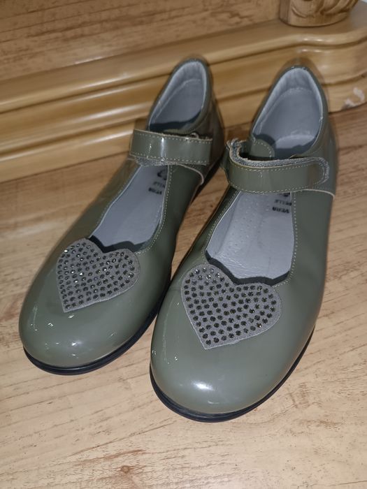 Красивые новые школьные туфли