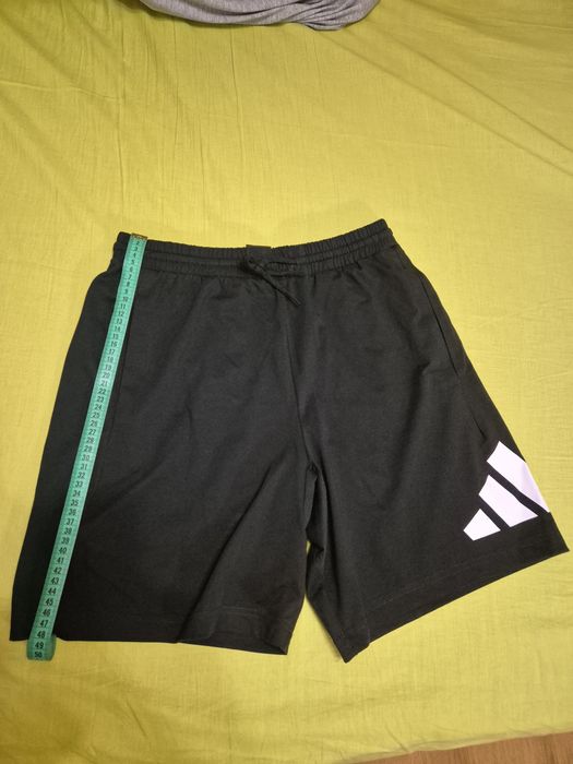 Pantaloni scurți Adidas mărimea M
