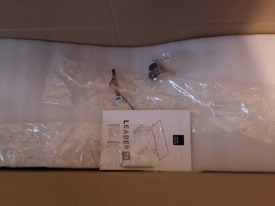 Бюро с регулируема височина Mark Adler Leader 7.0