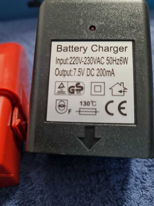 2 accumulatori 7.4 V si incarcator