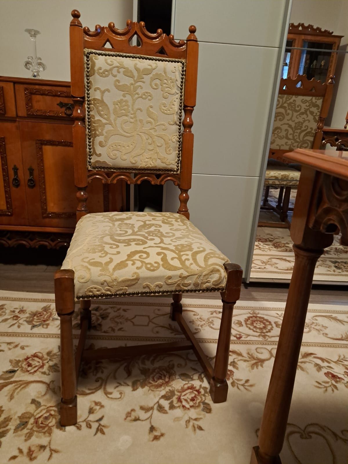 Set mobilă lemn masiv nuc – canapea, vitrină cu oglindă, masă extensib