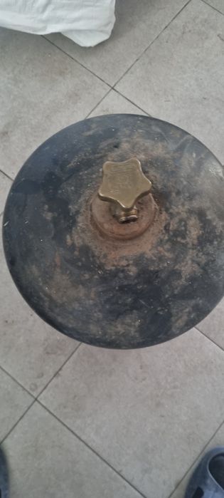 Vand butelie fară guler.