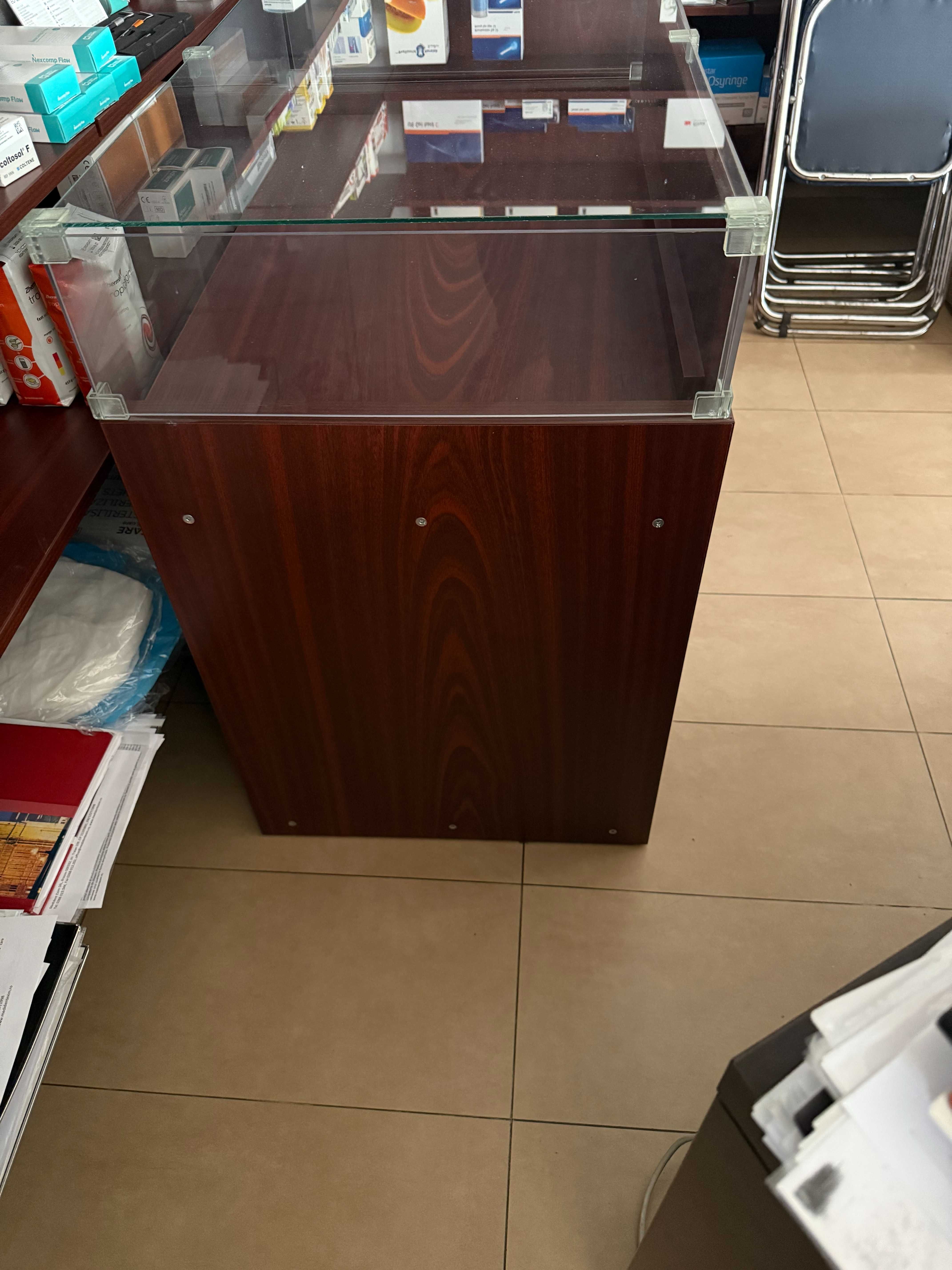 Corpuri vitrina cu 4 sertare pentru expunerea produselor in show-room.