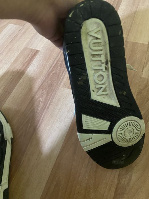 vânzarea unor adidași.