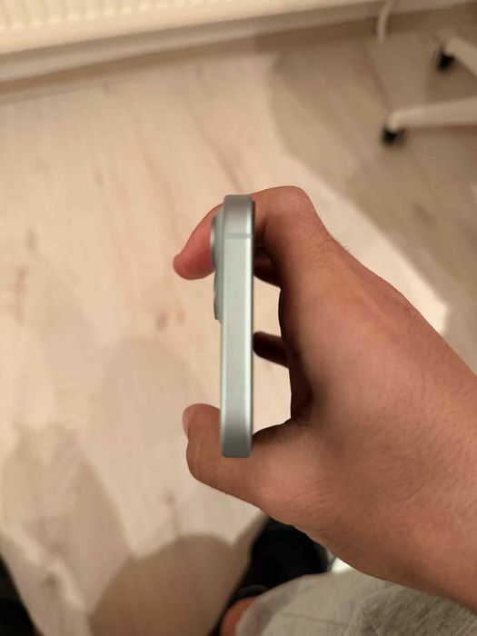 Продавам Iphone 15 син 128гб