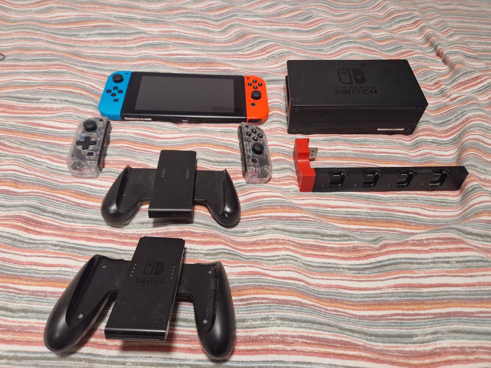 Продавам Nintendo switch с 2 JoyCons
