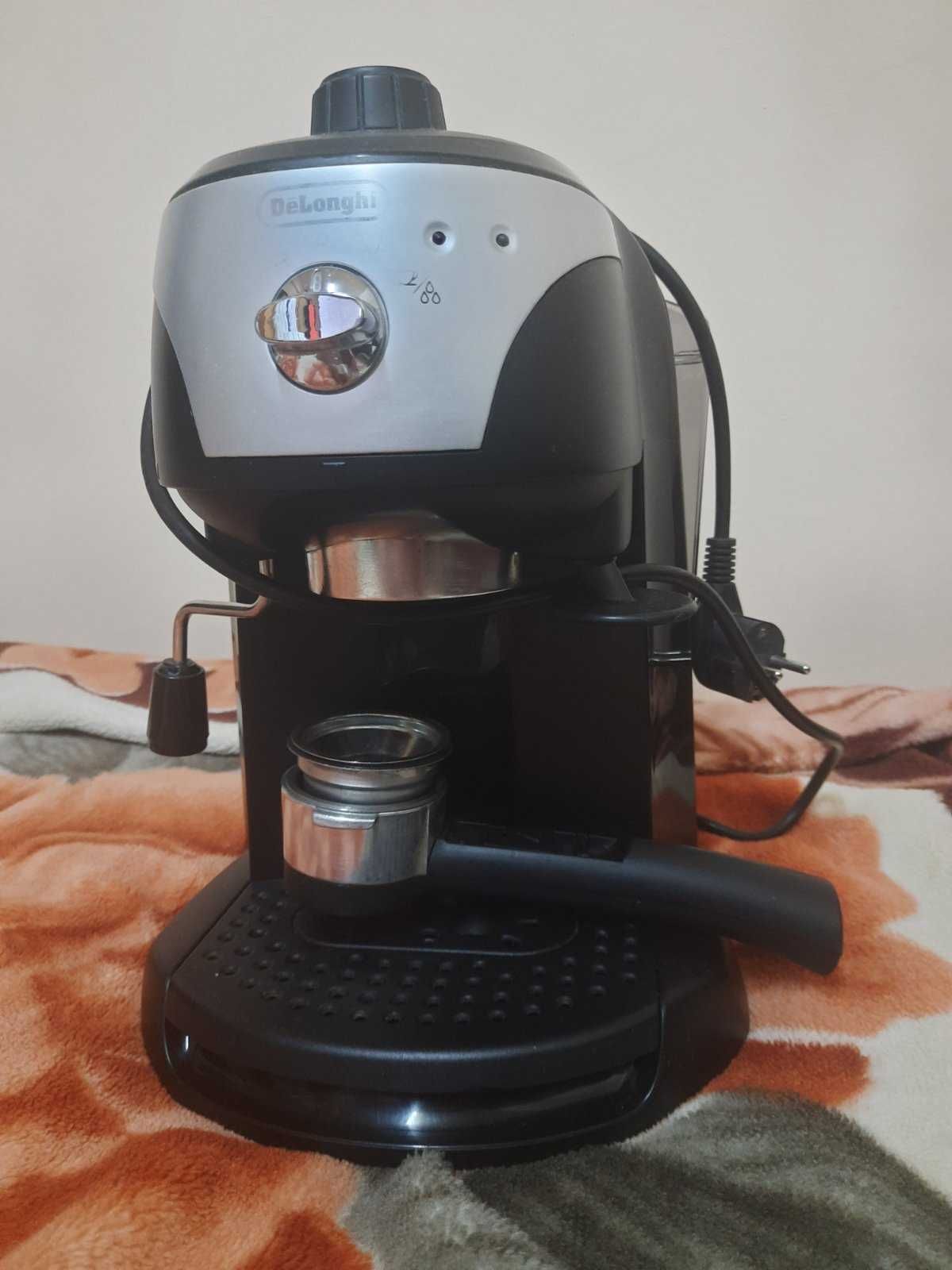 Кафе машинa DeLonghi EC220.CD в отлично състояние
