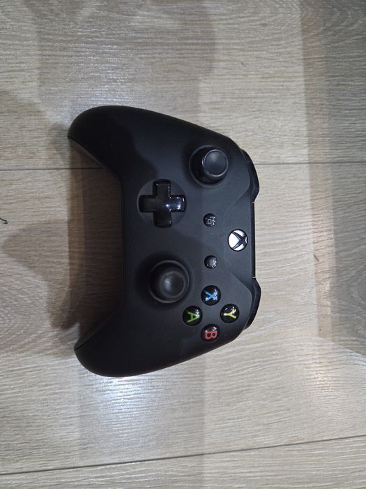XBOX One 500GB + 1 maneta