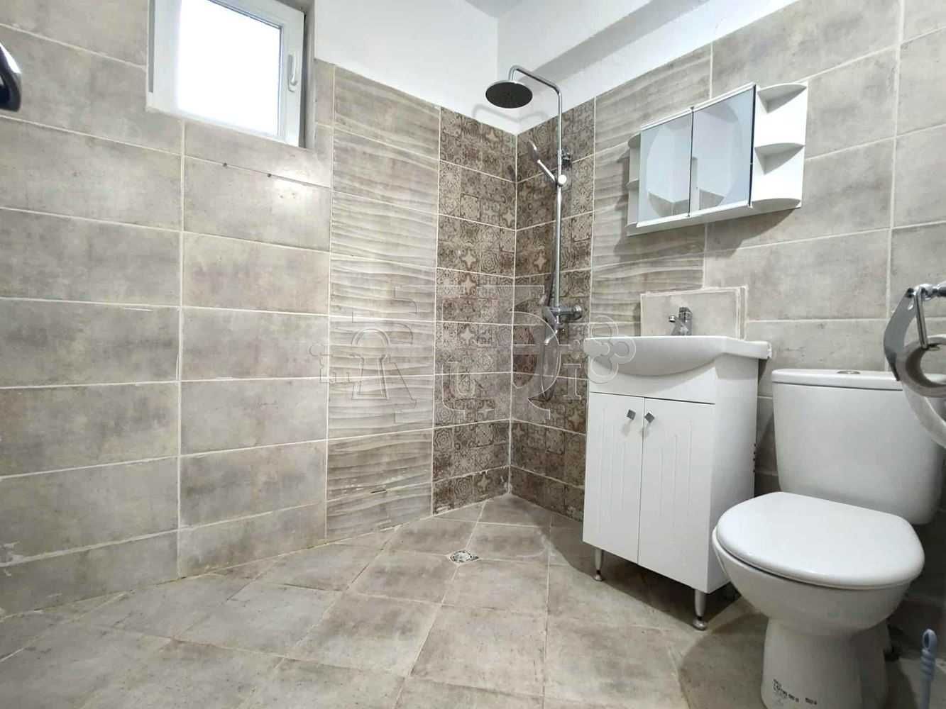Зад хотел Добруджа, тристаен тухлен обновен апартамент, 81800€.