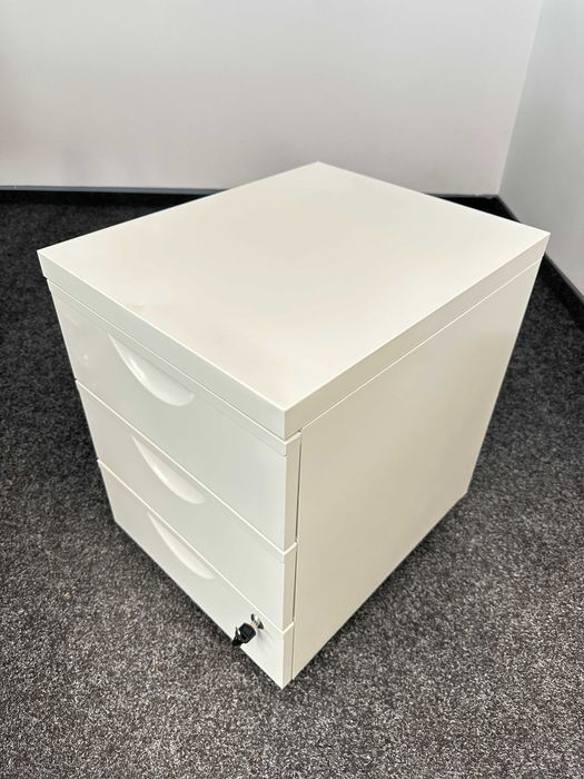 Birou complet IKEA plus scaun ergonomic. Se pot vinde si individual!