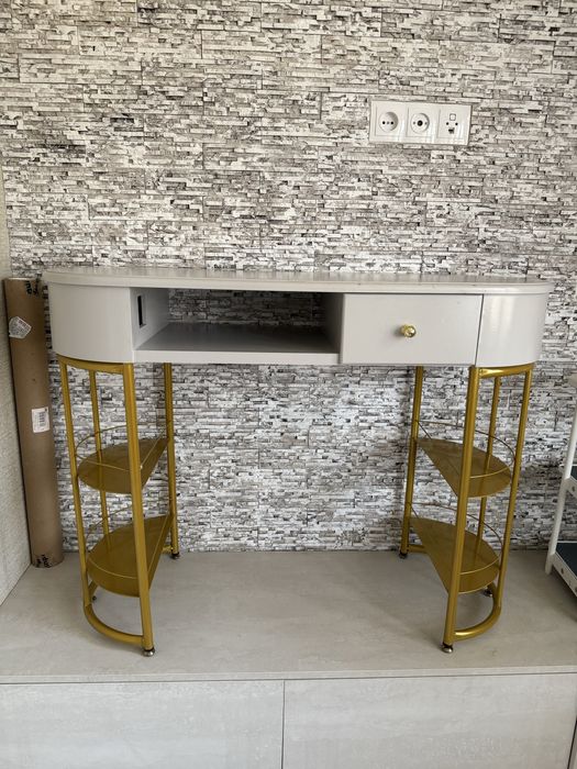 Стол маникюрный для мастеров очень обемный