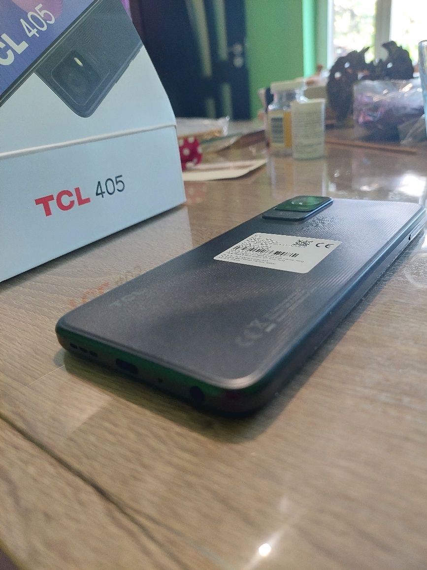 Продавам нов телефон TCL 405