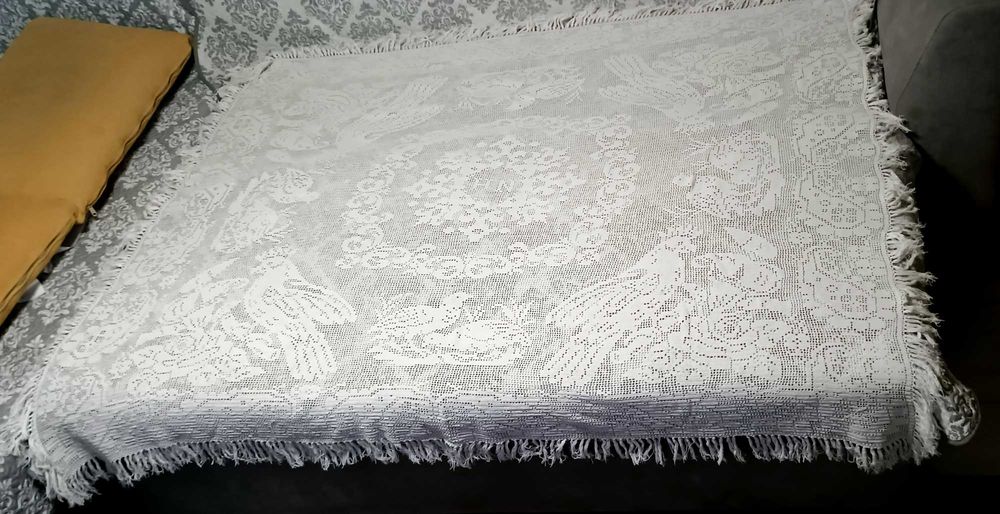 Продавам три нови уникални ръчно плетени покривки