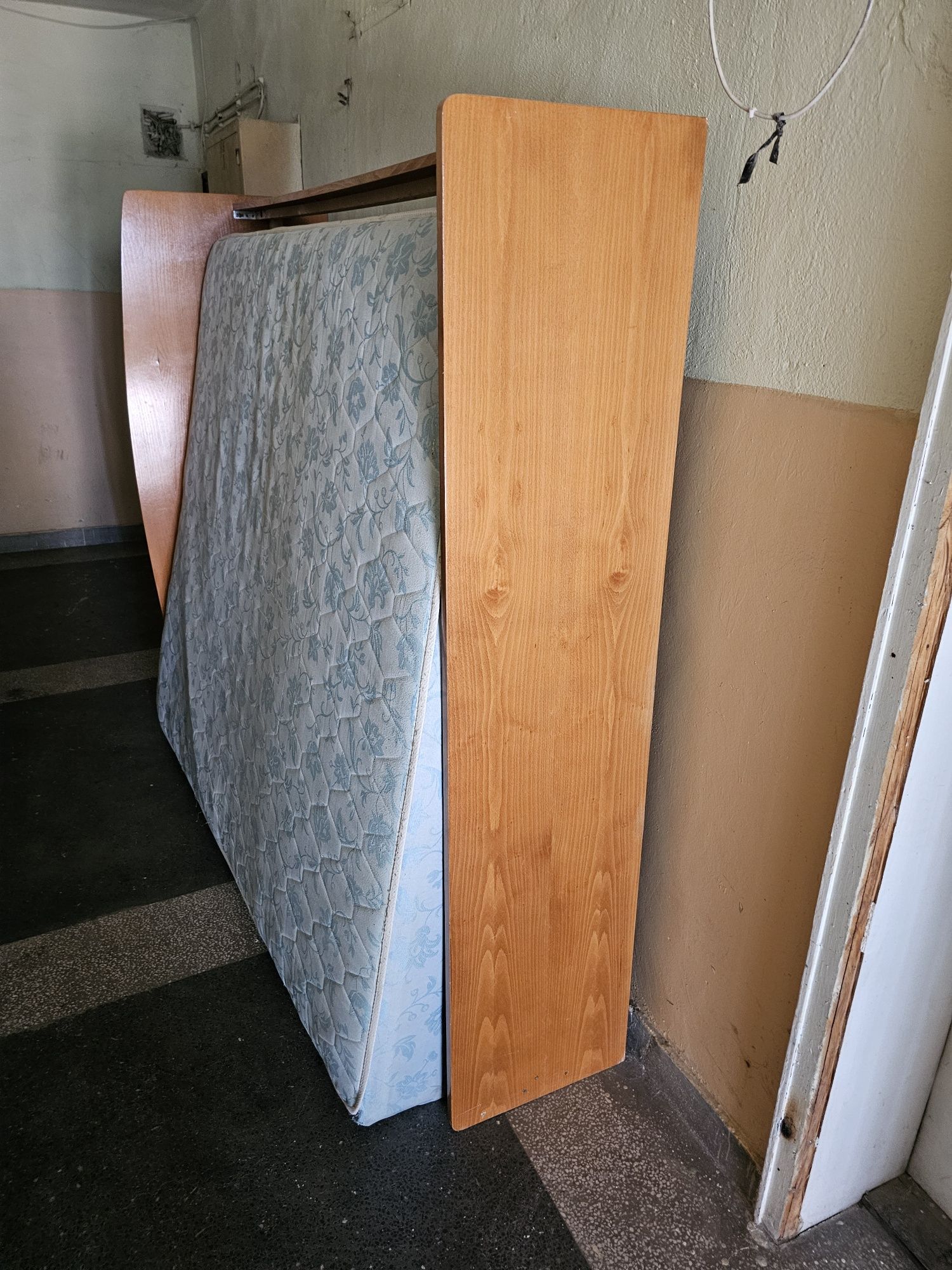 Спалня дървена с матрак