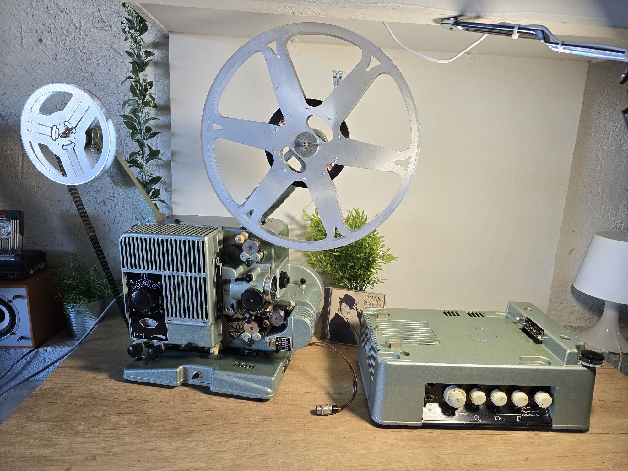 Video proiector 16mm SIEMENS 2000, amplificator audio cu lămpi