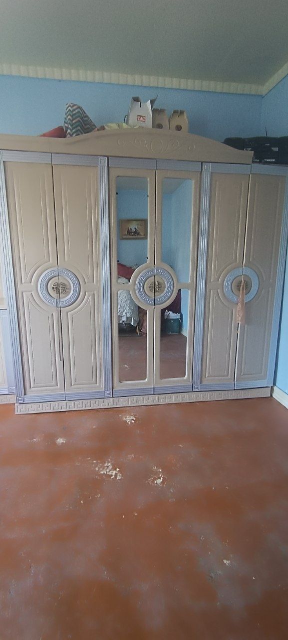Shkaf tyurma garnitur xolati yangi deyarli ishlatilmagan