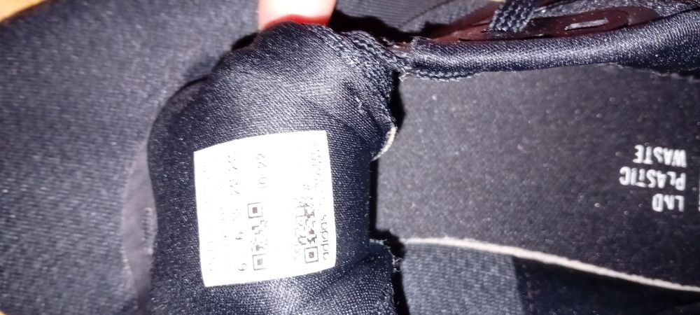 Vând Adidas pentru băiat