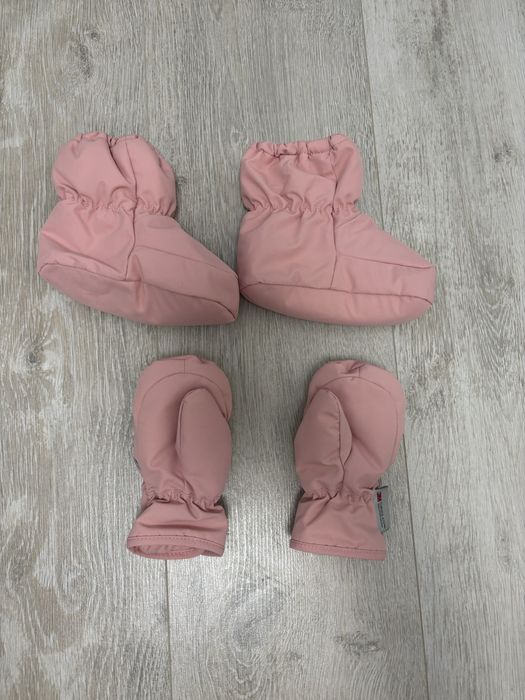 Зимен коплект меки ботуши и ръкавици за бебе