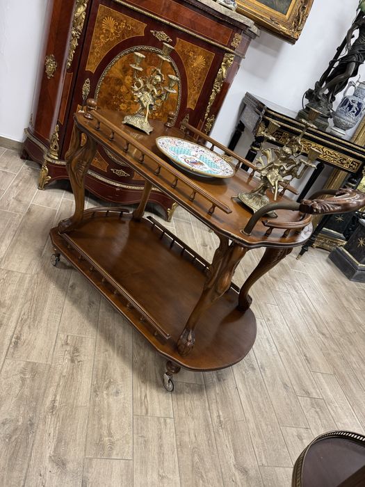 Gheridon deosebit din lemn cu sculpturi