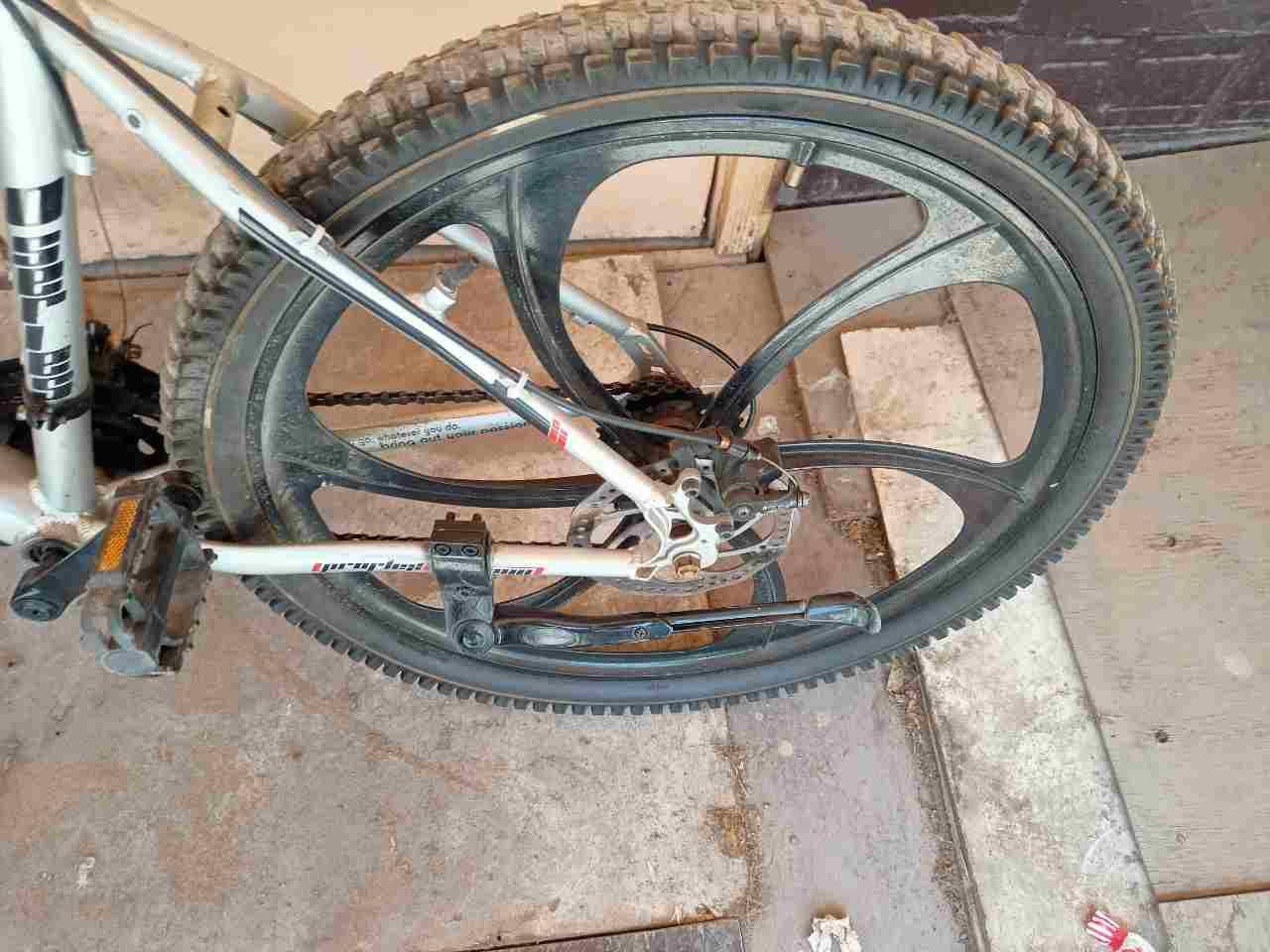 Велосипед сотилади,алюмин рама енгил,сака диска 26 размер