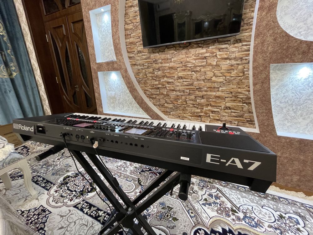 ROLAND E-A7 sintezator