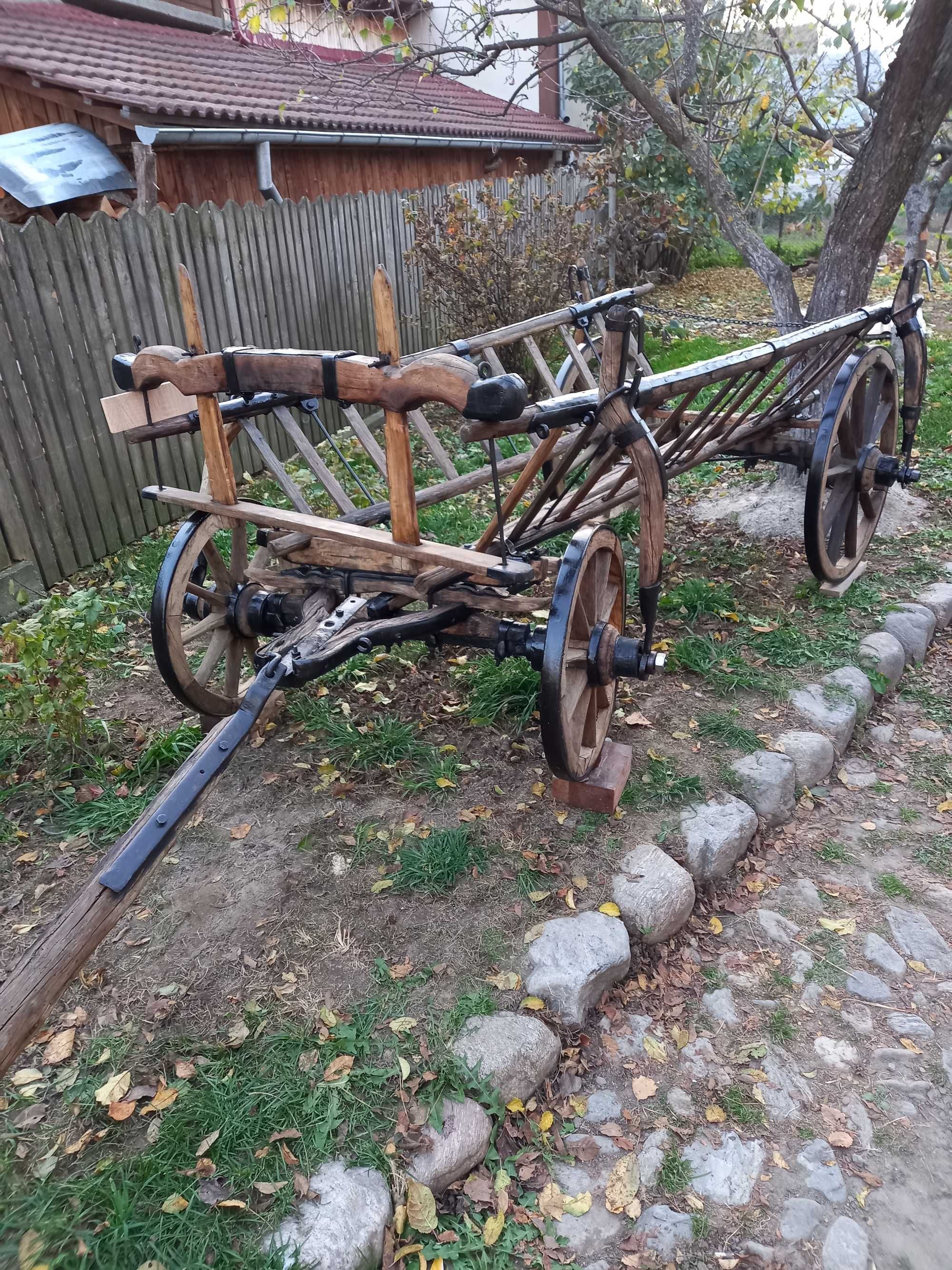 Car Rustic din lemn vechi, complet, recondiționat, decor grădină.