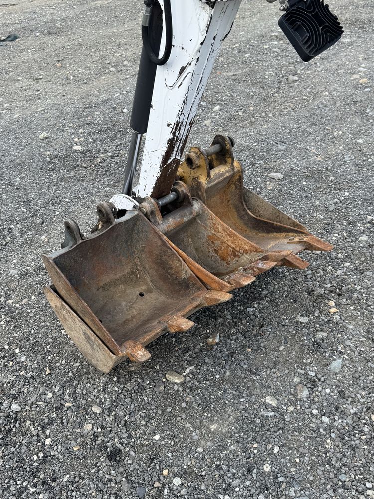 Miniexcavator bobcat 1700 kg 4 cupe