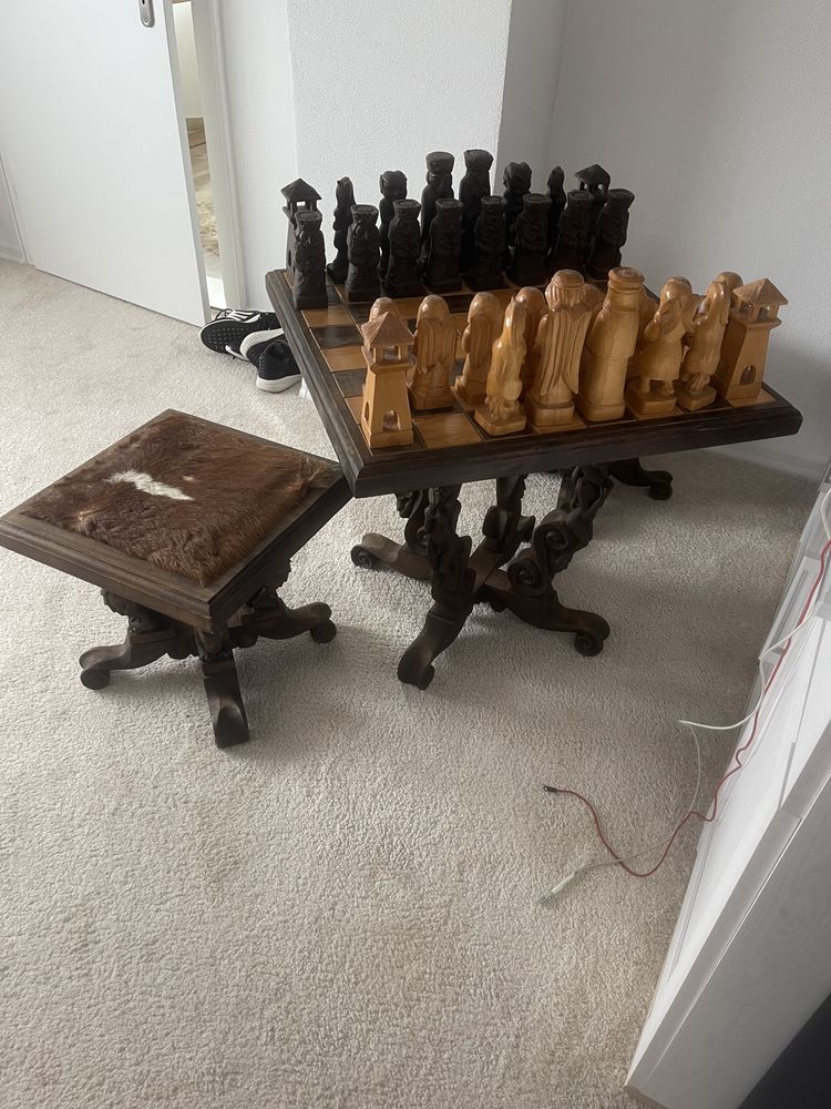 Masă de șah si scaune lucrate manual 1900