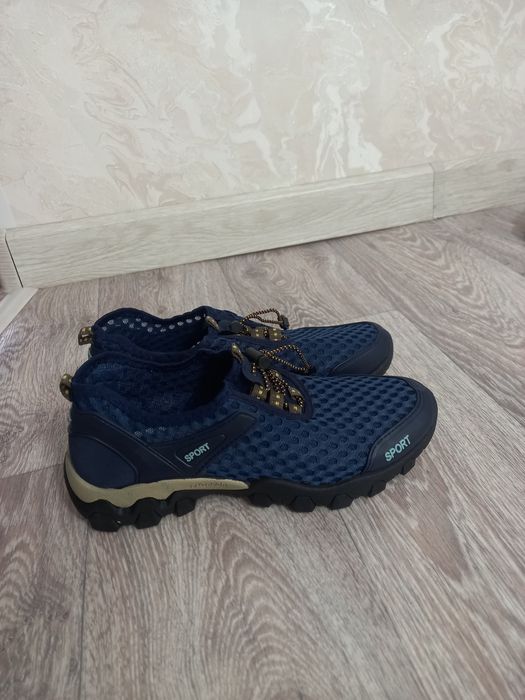 Продам кроссовки новый