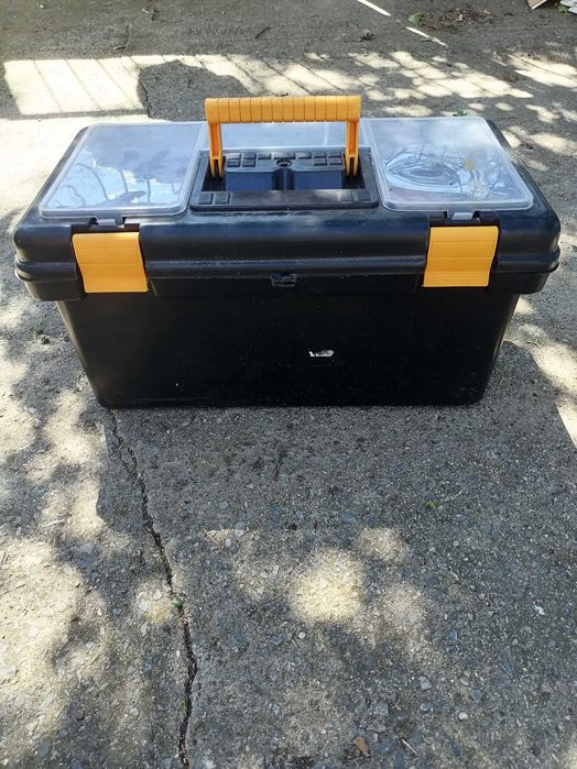 Продавам куфар за риболовни принадлежности