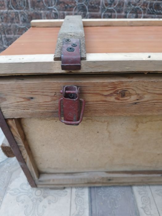 Ящик из дерева и ДСП с застёжками и ручками.