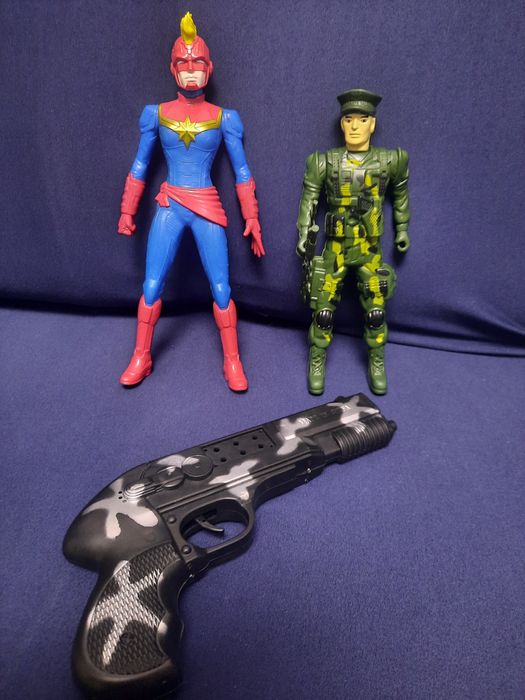 Jucari copil ( figurina super erou si soldat + puistol)