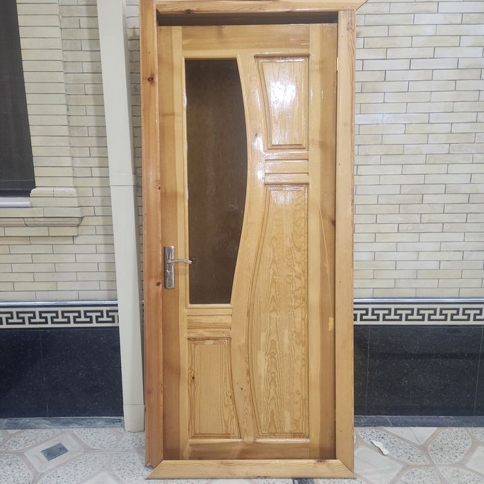 Дверь межкомнатная из орехового дерева.